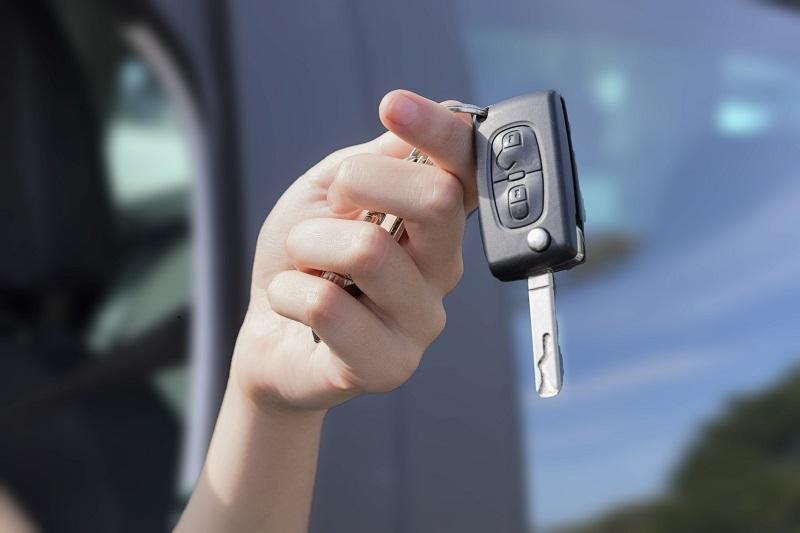 Prawo jazdy na kategorię C uprawnia do prowadzenia samochodu o dopuszczalnej masie całkowitej przekraczającej 3,5 tony – z wyjątkiem autobusu. W skład kursu na kategorię C wchodzą: • 20 godzin wykładów teoretycznych (również jako e-learning), • 30 godzin zajęć praktycznych (na placu manewrowym i w mieście egzaminacyjnym Jastrzębie-Zdrój), • materiały szkoleniowe. Kursy odbywają się w pojazdach identycznych jak na egzaminie w WORD: MAN TGL 12-240 oraz MAN TGM 15-250. Osoba ubiegająca się o prawo jazdy kategorii C musi mieć ukończone 21 lat. Dodatkowym warunkiem do uzyskania prawa jazdy kategorii C jest posiadanie kategorii B. 