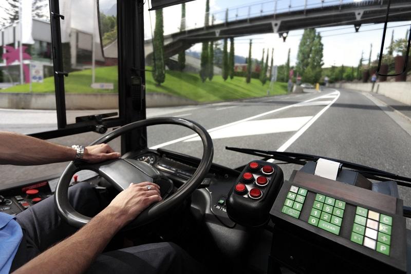 Mężczyzna kierujący autobusem